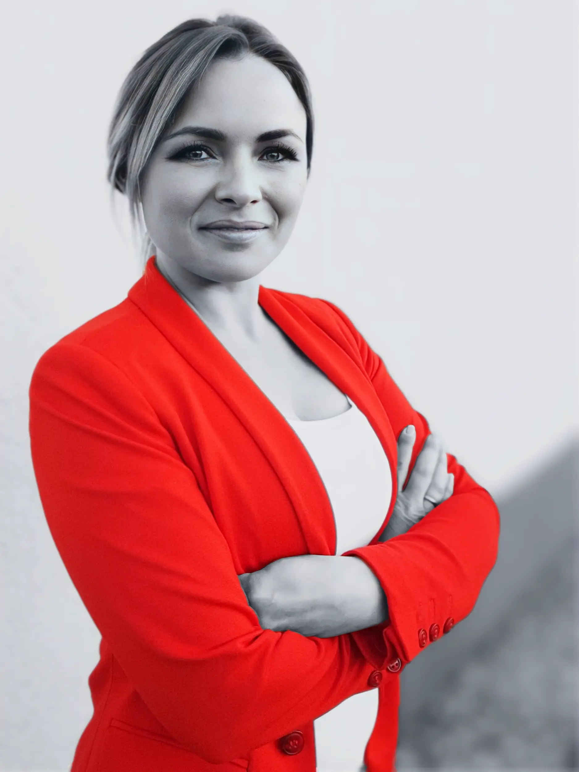 Schwarz-weißes Foto von Irena Sauer mit rotem Blazer
